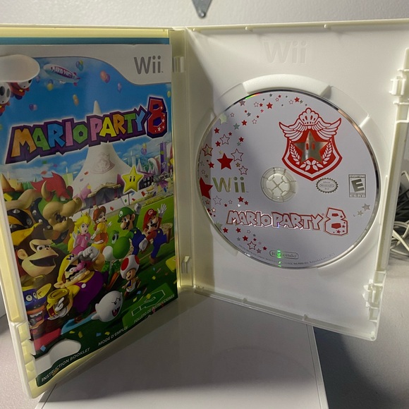 NINTENDO WII CONSOLE BUNDLE WHITE +Mario Party 8/ 2 AUTHENTIC CONTROLLERS - Picture 7 of 8